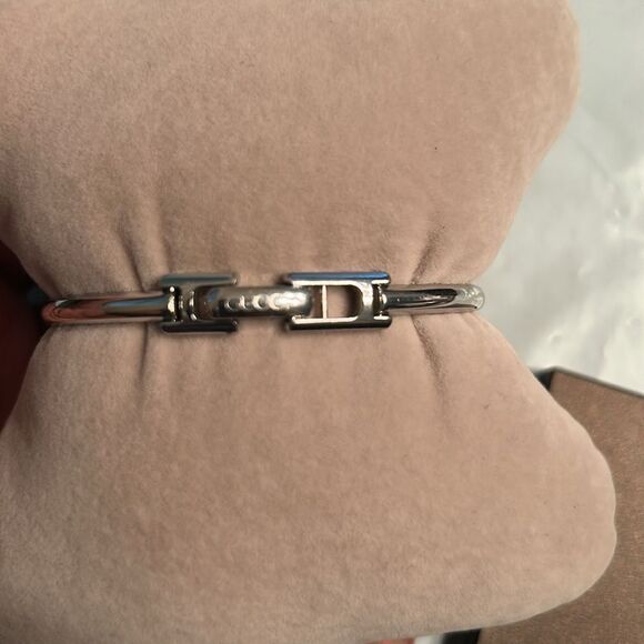 Authentic Gucci Stainless Steel Pink Mother of Pearl
19mm 1900L Quartz Watch - Picture 6 of 8